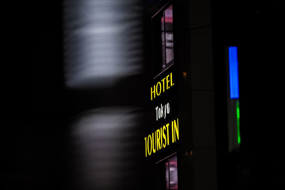 酒店行业加速智能化转型：从客房管理到健康服务，数字化如何重塑行业生态