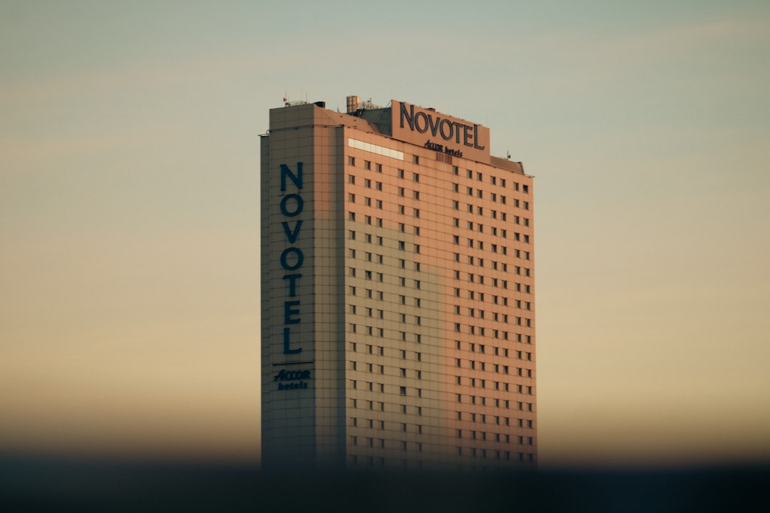 智能化浪潮下的酒店业变革：从数字化转型到细分服务软件应用