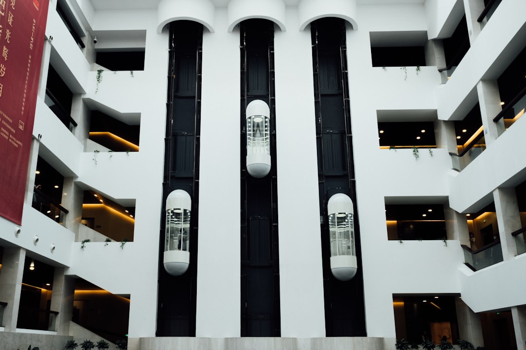 智能化浪潮重塑酒店业：从数字化转型到细分业态的深度变革