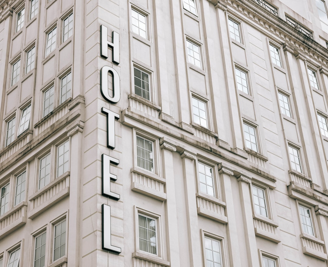 2026酒店业新常态：从“智慧客房”到“身心算法”的深度数字化跃迁