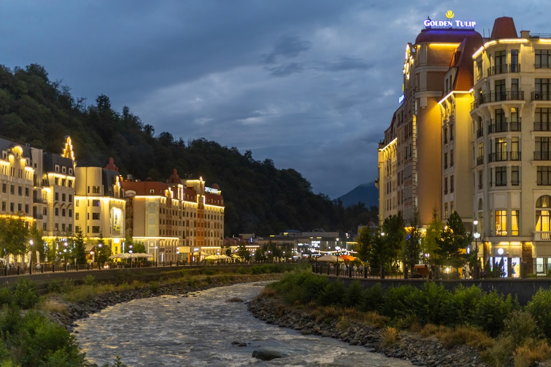 2026酒店业智能革命：从客房到康养，数字化如何重塑“非标服务”价值链