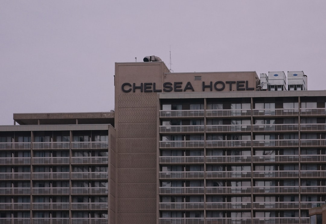 2026酒店业新常态：从“智慧客房”到“疗愈系统”的深度数字化转型