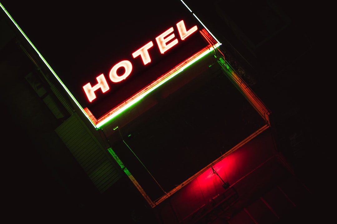 2026酒店业智能生态重构：从客房到康养服务的全链路数字化跃迁